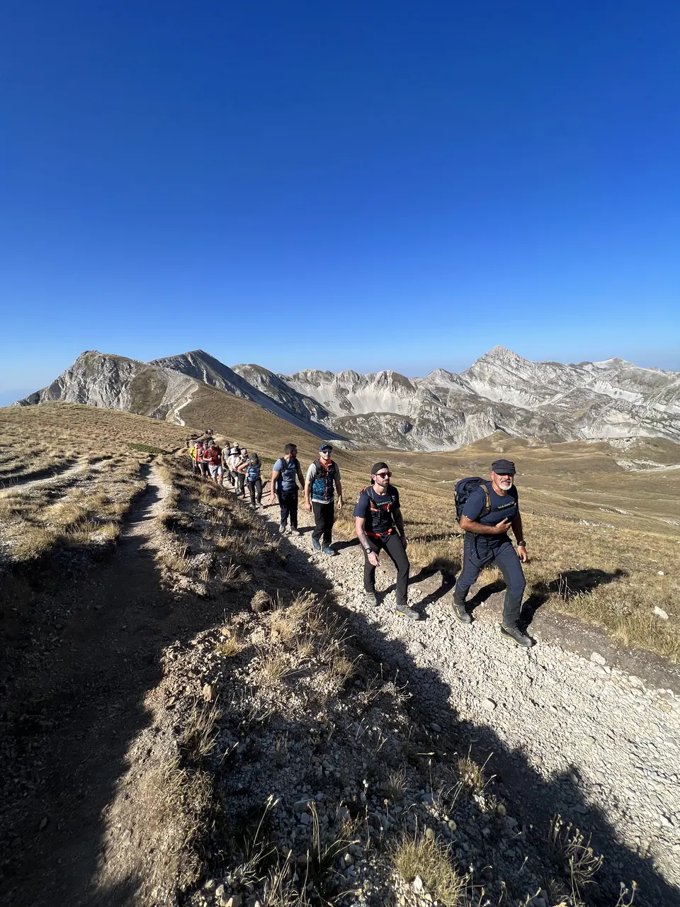 Il gruppo Freedomtrek in fila su un sentiero di cresta del Gran Sasso