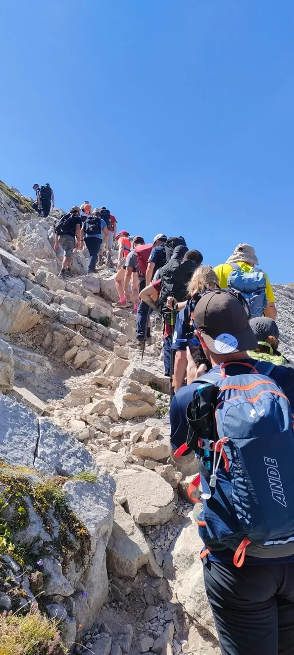 Escursionisti su un tratto roccioso gradinato durante una salita
