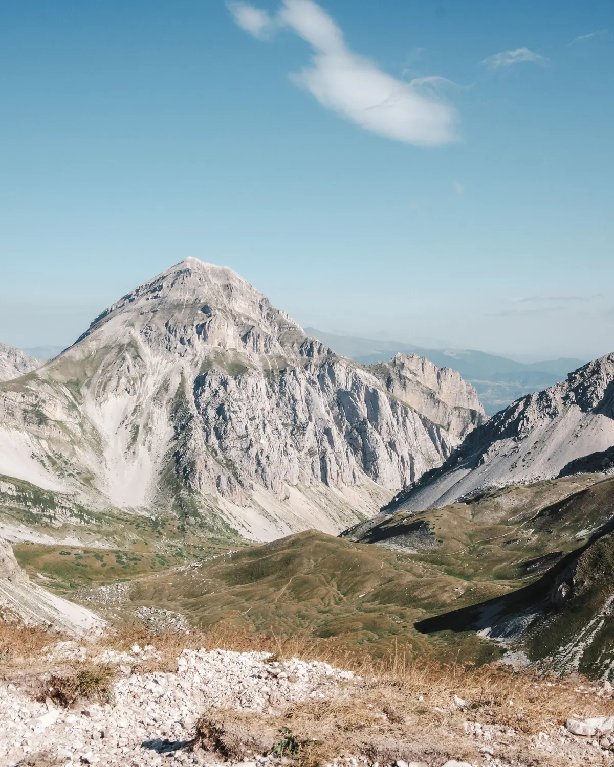 Vista dall'alto su una cima rocciosa dell'Appennino abruzzese e la vallata sottostante